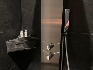 Dusche, Haartrockner, HandtĂŒcher, Seife