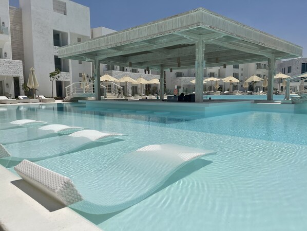 3 bars/lounges, beach bar