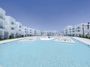 3 室外游泳池，池畔遮阳伞，日光浴躺椅