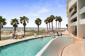 Alberca techada y alberca climatizada