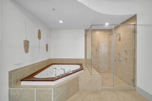 Douche, sèche-cheveux, serviettes fournies, savon