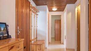 A hallway with wooden doors and a bench. - Beautiful 3-room apartment for 7 with balcony, Montgenèvre (Montgenèvre)