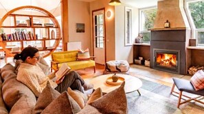 Smart TV, fireplace, DVD player, stereo - THE HOUSE AT SMOKO : Smoko (Smoko)