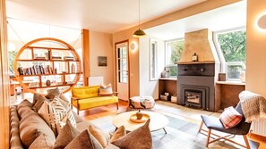 Smart TV, fireplace, stereo