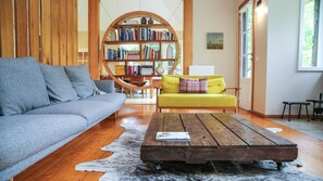 Smart TV, chimenea y estéreo 