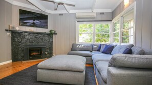 TV connectée, cheminée, chaßne hi-fi