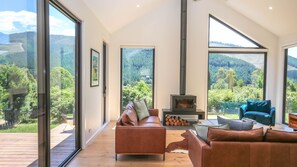 Una Smart TV, una chimenea
