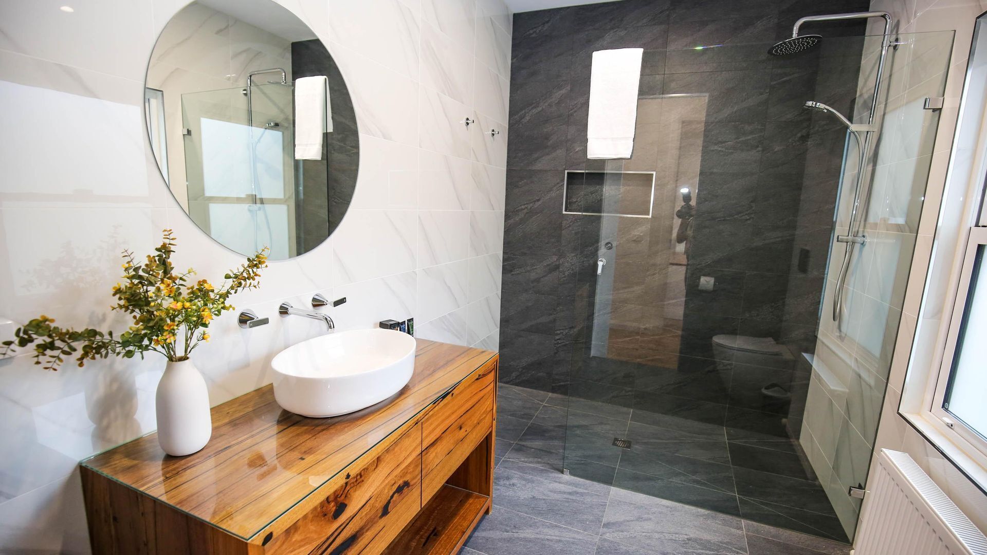 Badewanne, Haartrockner, Handtücher