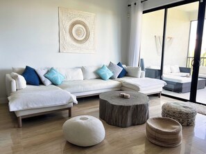 TV connectée, livres, chaîne hi-fi