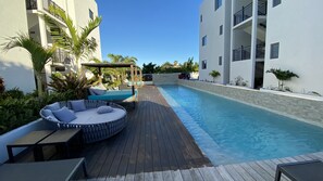 Een buitenzwembad en een verwarmd zwembad