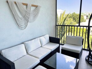 Smart-tv, boeken en een stereo