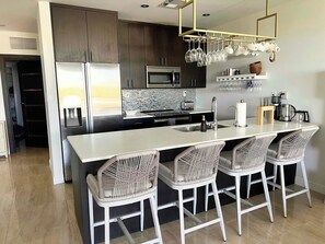 Réfrigérateur, micro-ondes, four, plaque de cuisson