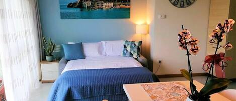 1 bedroom, travel cot, Internet, bed sheets