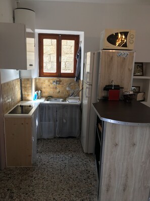 Microondas, placa de cocina, cafetera o tetera y hervidor eléctrico