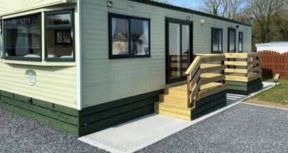 Caravan - Sleeps 4 - Pet Friendly - Parking