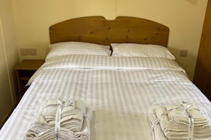 2 kamar tidur, setrika/meja setrika, Wi-Fi gratis, dan seprai linen