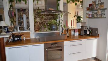 Refrigerador, microondas, horno y parrilla de estufa