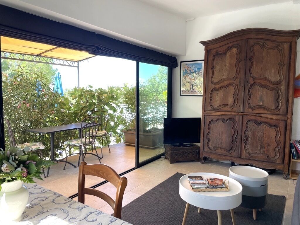 Gîte les Colombes 62 m² view Luberon, village, in the scrubland, heated swimming pool