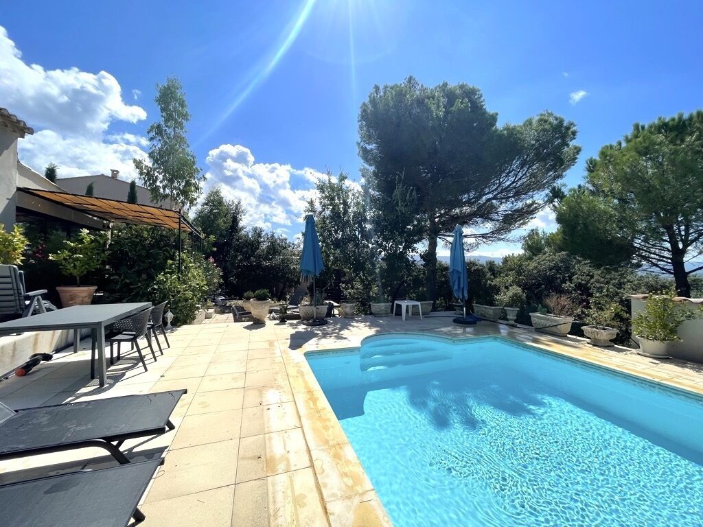 Gîte les Colombes 62 m² view Luberon, village, in the scrubland, heated swimming pool