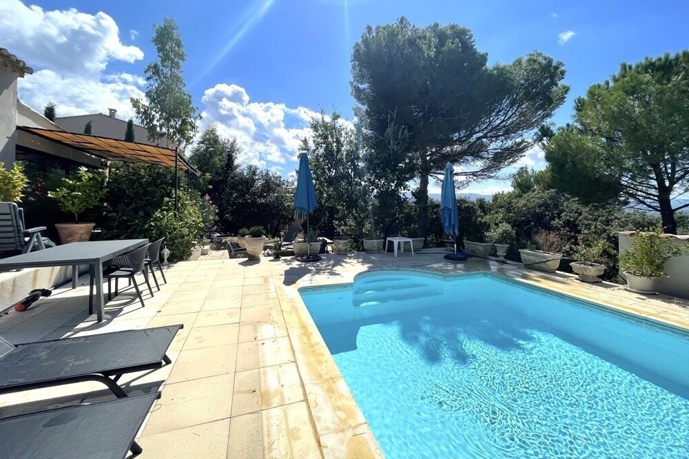 Gîte les Colombes 45 m² vue Luberon, village, dans la garrigue, piscine chauffée