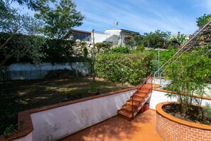 A residential property with a staircase, a garden, and a flag. - N232 - Numana, five-room apartment with garden in a residence with swimming pool (Numana)