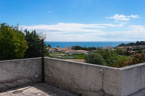 A balcony with a clear view of a coastal town, a street lamp, and a marble wall. - N232 - Numana, five-room apartment with garden in a residence with swimming pool (Numana)