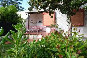 A residential building with a balcony, a staircase, and a garden area. - N232 - Numana, five-room apartment with garden in a residence with swimming pool (Numana)