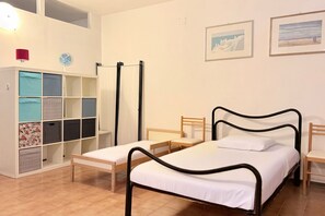 Een slaapkamer met een bed, twee nachtkastjes, een kledingkast en een radiator.