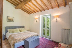 2 slaapkamers, een bureau, een strijkplank/strijkijzer, reisbedje