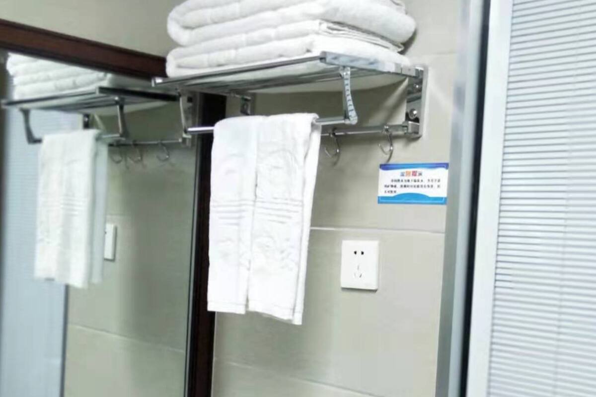 Regadera, amenidades de baño gratuitas, secadora de cabello, pantuflas