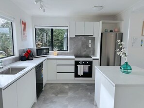 Fridge, microwave, oven, stovetop - Rotorua Redwood Retreat (Rotorua)