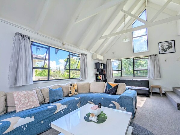 Smart TV - Rotorua Redwood Retreat (Rotorua)