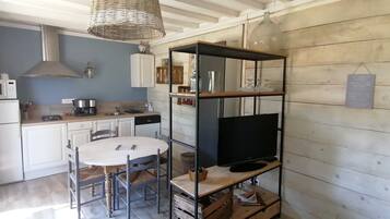 Een koelkast, een microgolfoven, een kookplaat, een vaatwasser