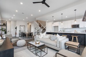 Smart TV, video games, ping pong, books - Living Local Aggie Retreat I Brand New Build I Next to A&M Campus I Pool (College Station)