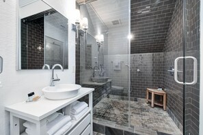 Dusche, Haartrockner, Handtücher