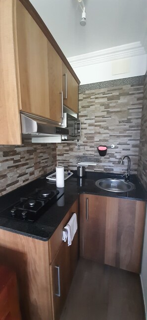 Refrigerador, microondas, parrilla de estufa y cafetera y tetera 