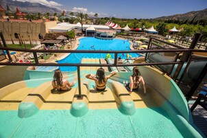 2 개의 야외 수영장, 일광욕 의자