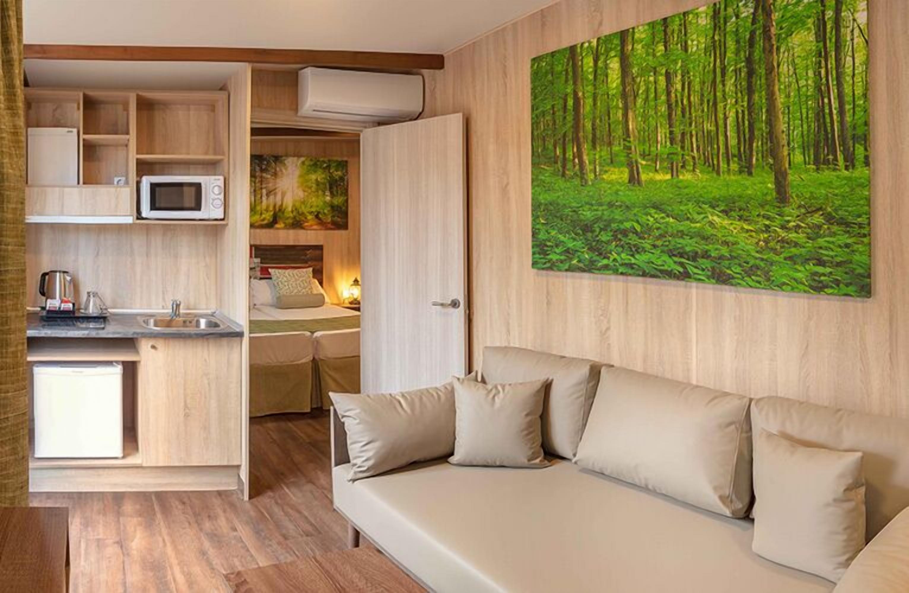 Cunas (de pago), wifi gratis, ropa de cama