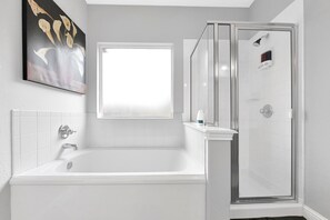 シャワー付き浴槽、ヘアドライヤー、タオル、石鹸