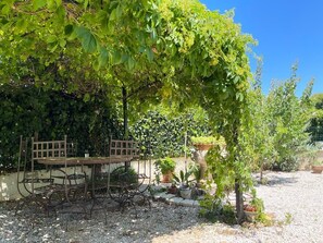 Outdoor dining - Quiet vacation home with swimming pool near beaches (Baillargues)