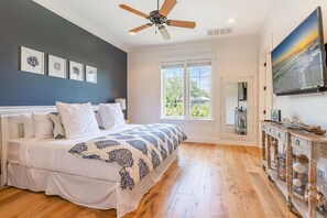 3 bedrooms, desk, iron/ironing board, free WiFi