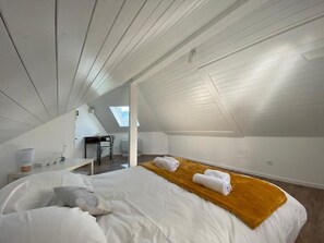 2 slaapkamers, een strijkplank/strijkijzer, reisbedje, wifi