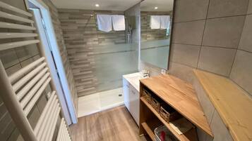 Douche, articles de toilette gratuits, sĂšche-cheveux