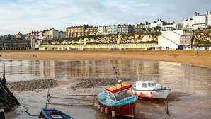A beach with boats anchored near the shore. - 4 bed seaside let with parking
Central Broadstairs (Broadstairs)