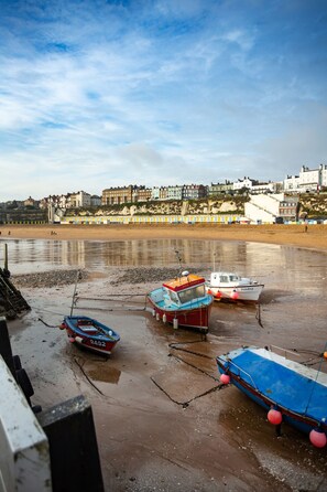 Beach nearby, beach towels - 4 bed seaside let with parking
Central Broadstairs (Broadstairs)