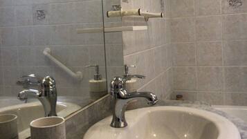 Baignoire, sĂšche-cheveux, serviettes fournies, papier toilette