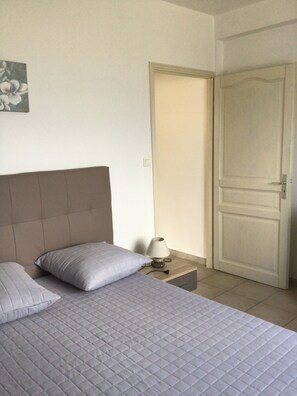 2 chambres, fer et planche à repasser, Wi-Fi gratuit, draps fournis