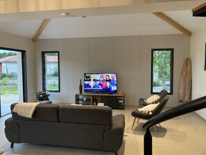 Télévision, table de tennis de table