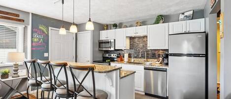 Kjøleskap, mikrobølgeovn, ovn og kokeplater