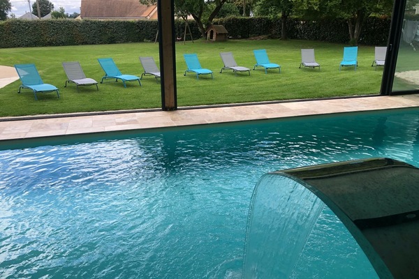 Una piscina cubierta, una piscina climatizada